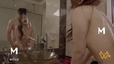 玻璃墙前销魂夜：被压整晚疯狂娇喘，全身酥麻潮水直流！